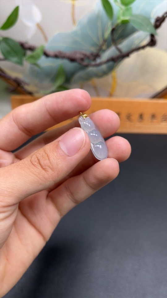 F33930288 Jadeite Lucky Bean Pendant with 18K Gold Clasp, Total Weight Approx. 2g