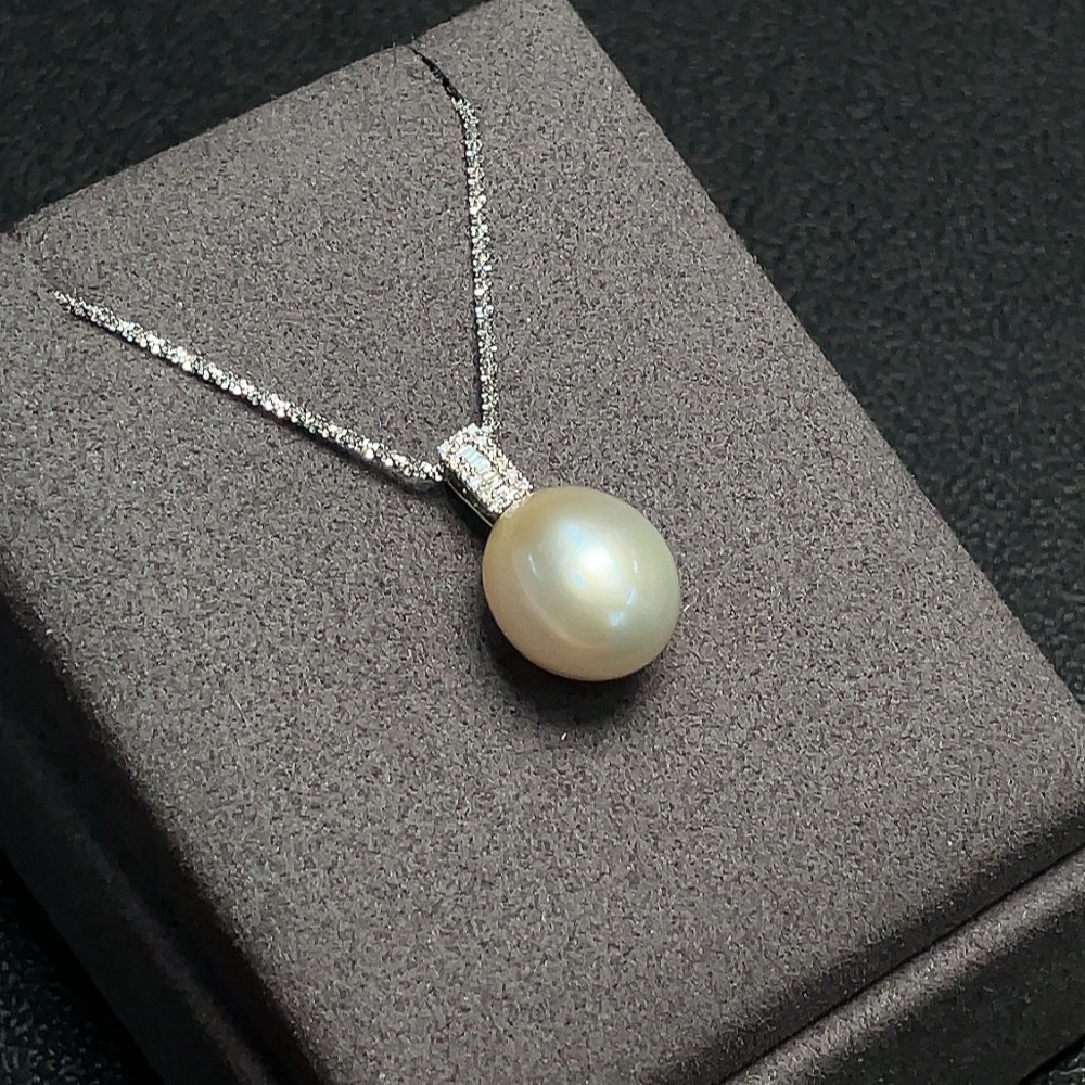 C30469377 Seawater Pearl Pendant with 18k Gold Chain and 18k Gold Pendant, Approximately 11.6mm, Total Weight About 4.91g, Set with Diamonds