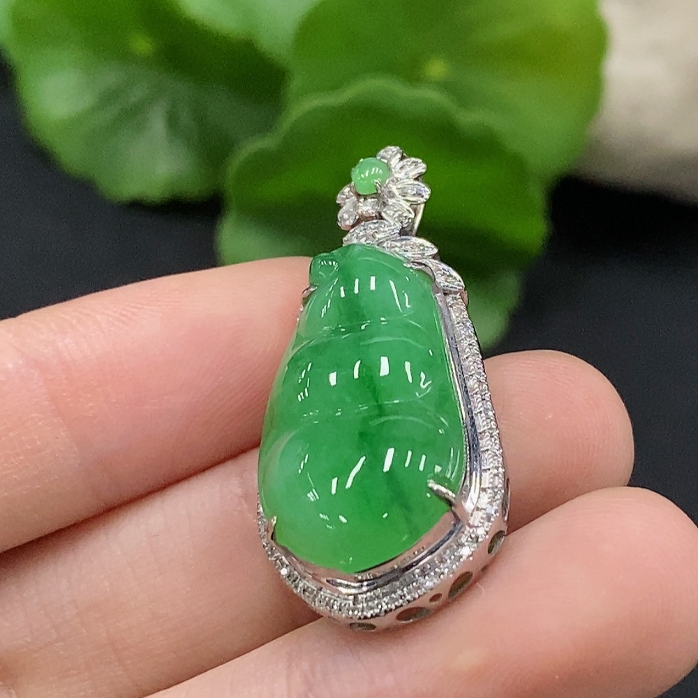 F35132141 Jadeite auspicious bean pendant with 18K gold and diamond accents, total weight approximately 5.38g