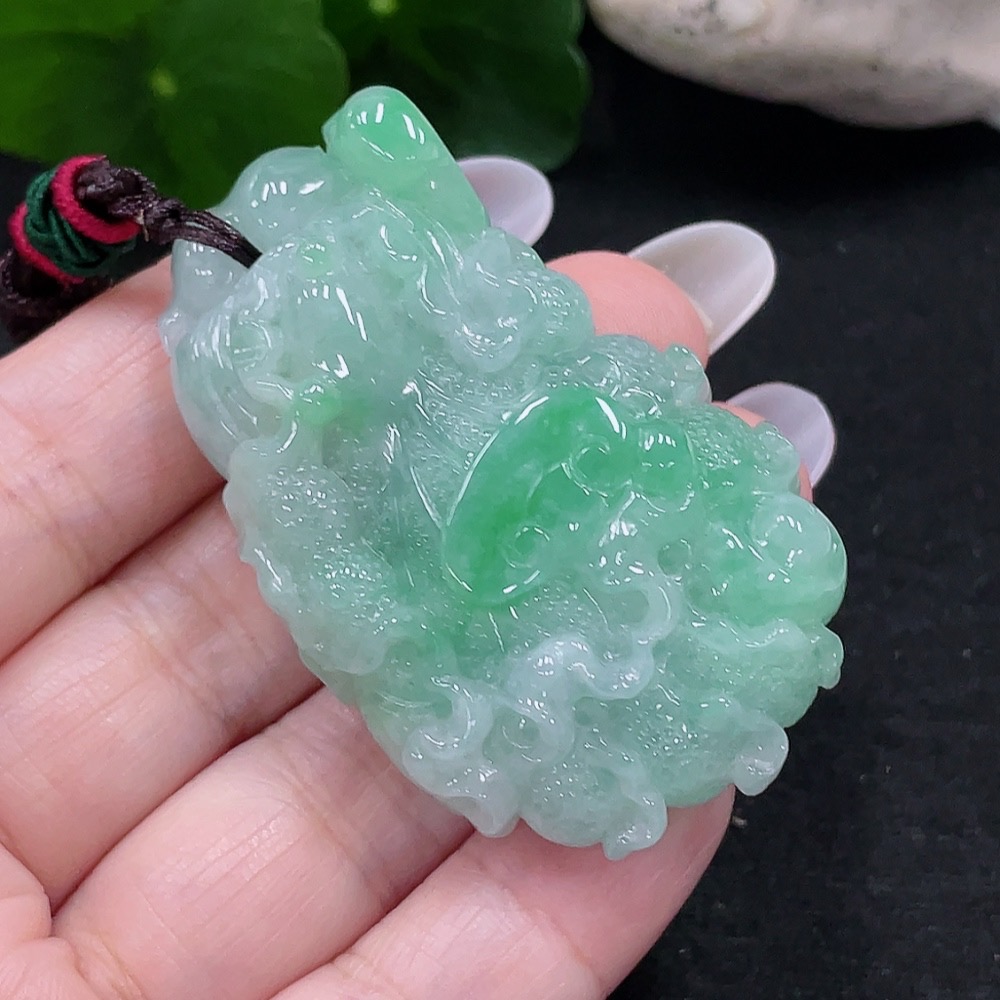 F33900300 Jadeite cabbage pendant Total weight about 48.7g (including rope weight)