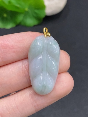 F35079623 Jadeite Leaf Pendant with 18K Gold Clasp, Total Weight Approximately 4.9g