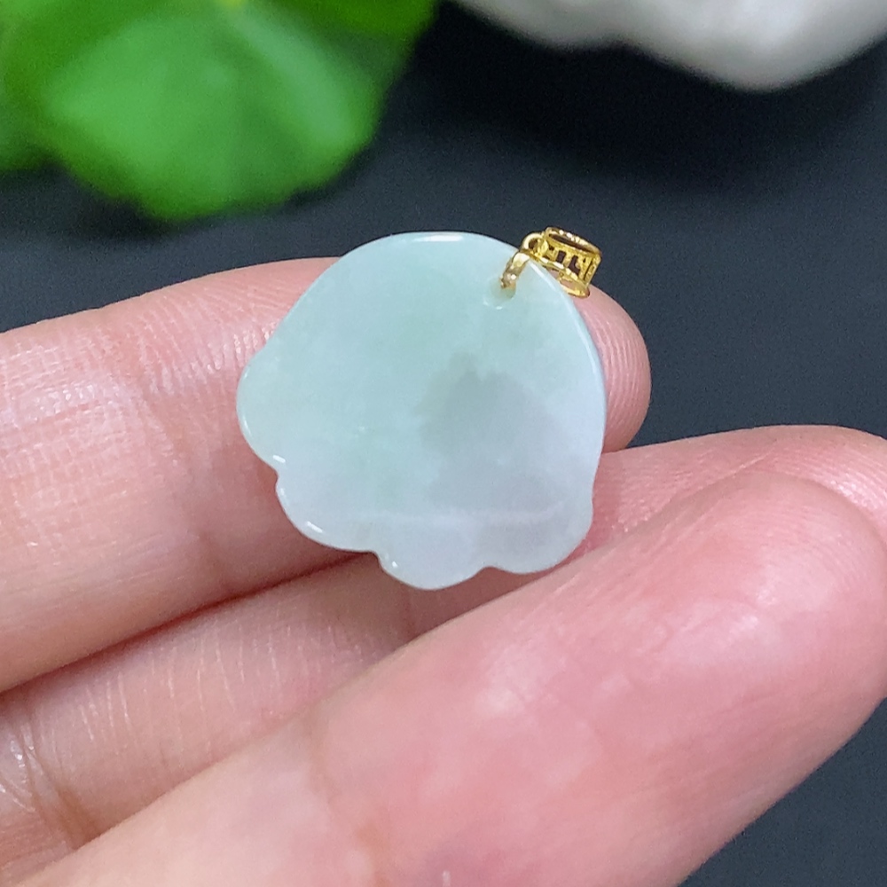 F29391274 Jadeite Pendant with 18K Gold Clasp, Total Weight Approx. 2.8g