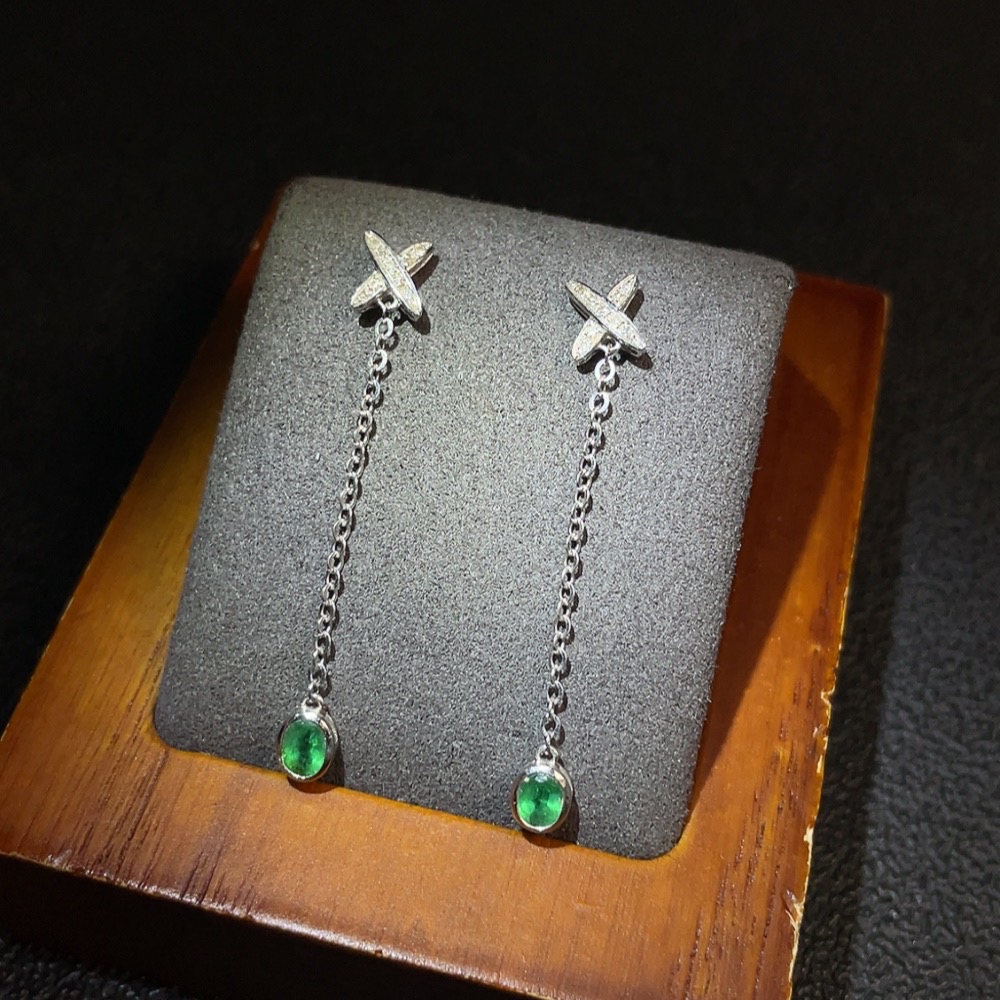 C29341555 Emerald Inlaid Earrings 18K Gold Total Weight Approx. 1.02g Clarity Enhanced