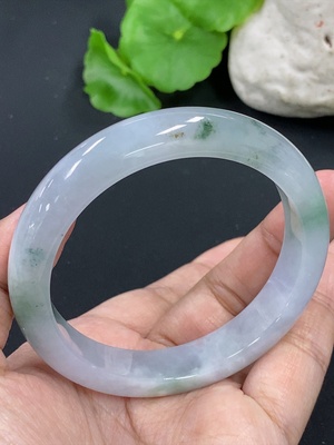 F42973038 翡翠正圈手镯 货品总重约53.15g 含其它矿物成分 56.6圈口