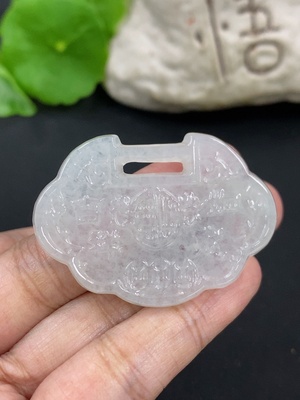 F46598639 翡翠挂件          货品总重约11.5g
