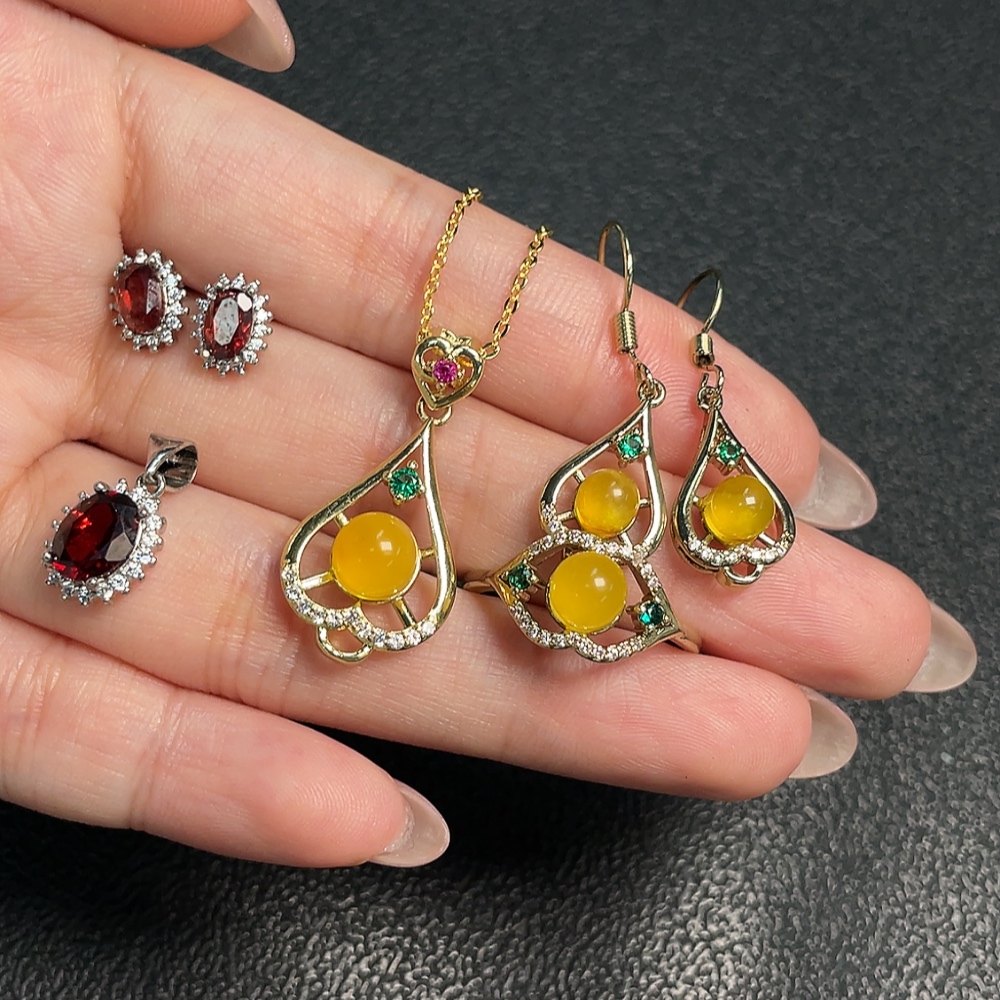 C33921120 Garnet + Amber Jewelry Non-Gold Total Weight Approx. 9.92g Sell as a Lot