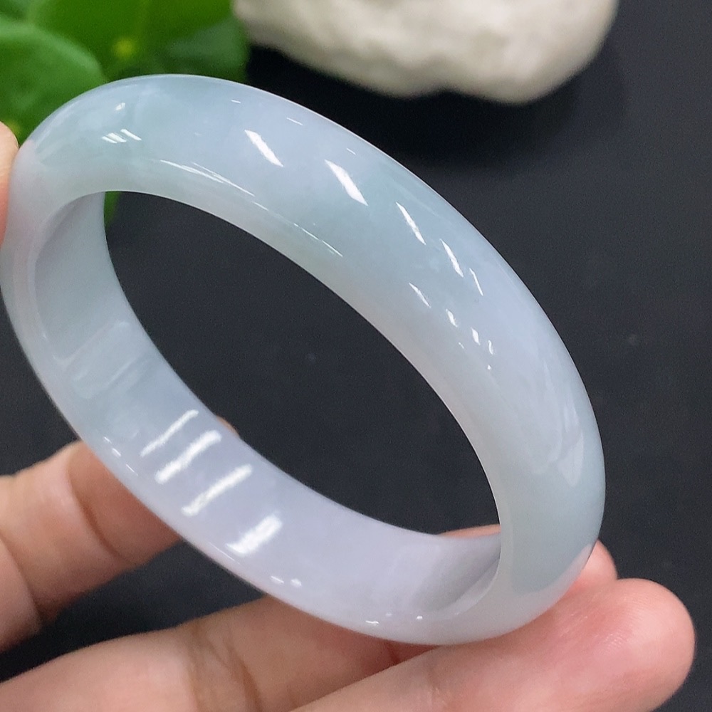 F34050705 Jadeite Concubine Bracelet with a total weight of approximately 37 grams, size 50/45, with a crack