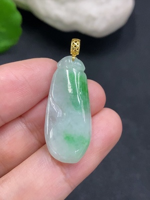 F34022279 Jadeite Auspicious Melon Pendant with 18K Gold Clasp, Total Weight Approximately 3.4g