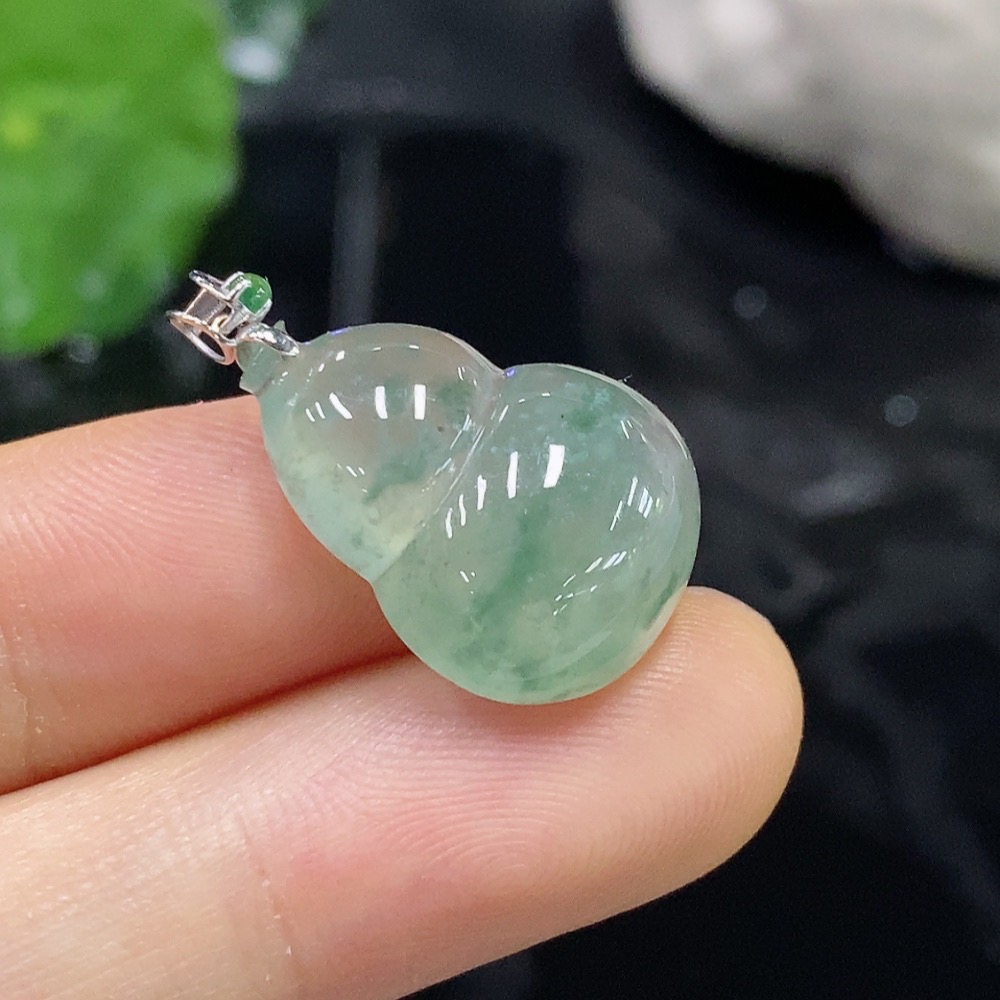 F23607669 Jadeite Gourd Pendant with 18k Gold Bezel, Total Weight 3.703g