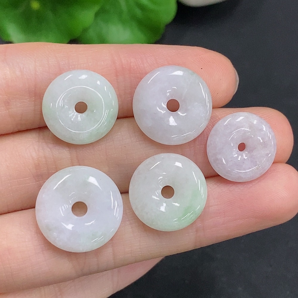F32794391 Jadeite Peace Knot Sell as a Lot