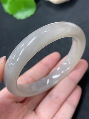 H41945764 和田玉正圈手镯  圈口56.7     货品总重约48.6g