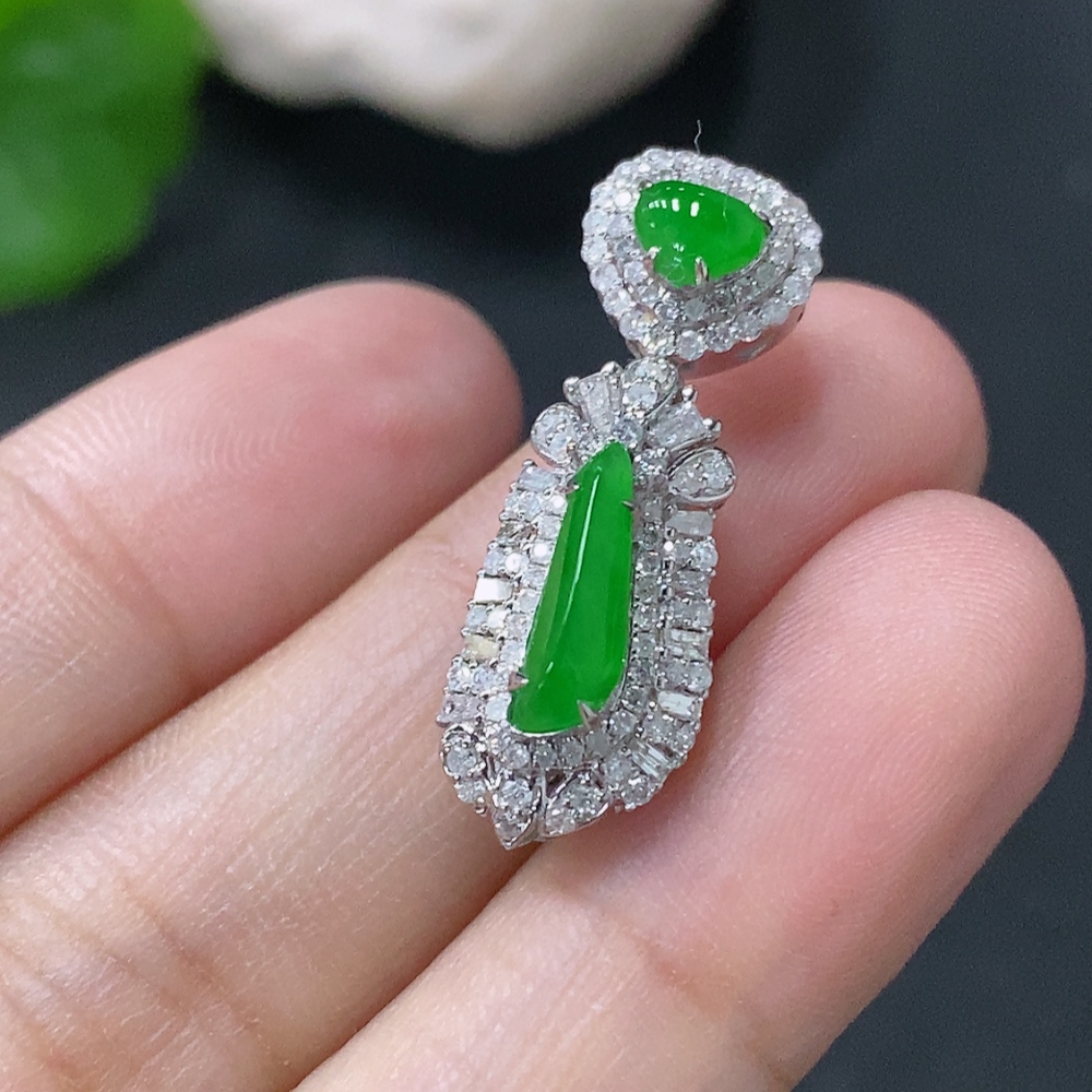 F33849407 Jadeite Pendant with 18k Gold and Diamond Accents, Total Weight Approximately 2.94g