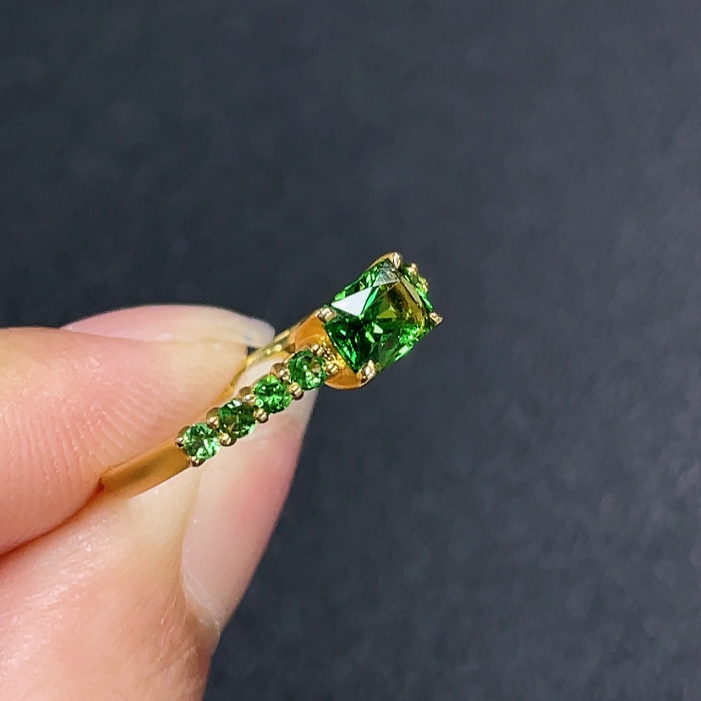C33868987 18K Gold Garnet Ring Total Weight Approx. 2.24g Size 14.5