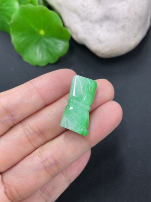 F41934296 翡翠挂件 货品总重约4.2g