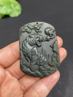 H36310208 岫玉（蛇纹石玉）挂件   上山虎   货品总重约25.4g  含其他矿物成份