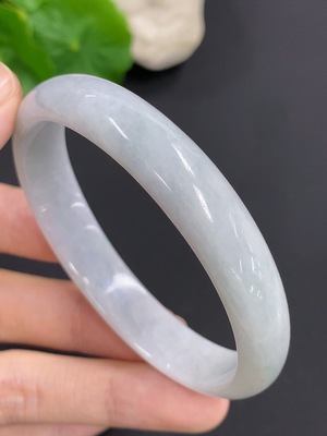 F46554764 翡翠贵妃手镯 货品总重量约30克 圈口57/47.6