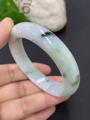 F37468448 翡翠正圈手镯 圈口51 货品总重约49.2克（含其他矿物成分）（有断裂/有破损）