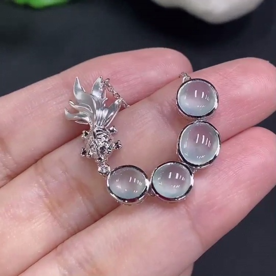 F23690881 Jadeite Cabochon Pendant with 18K Gold Setting, Total Weight Approx. 5.5g