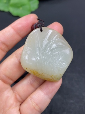 H42953494 和田玉挂件   兰花     货品总重约（含绳）31.5g    皮色成因未定