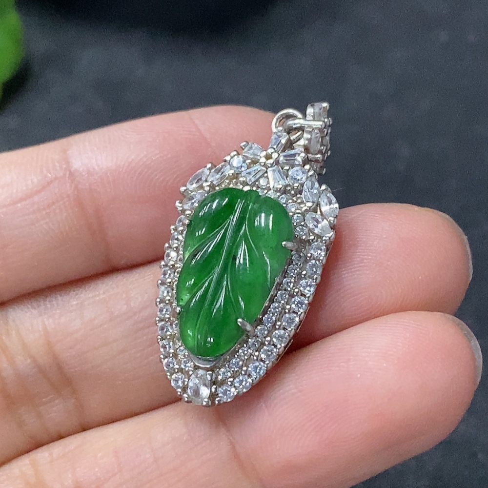 F33913392 Jadeite Inlaid Leaf Pendant Non-Gold Total Weight Approx. 3.8g