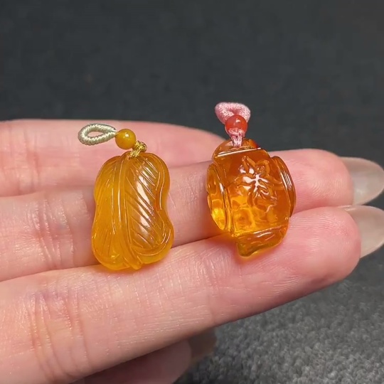 C34991347 Amber Beeswax Pendant with Colorless Coating, Total Weight Approx. 2.25g, Sell as a Lot