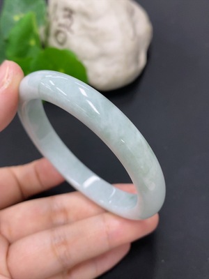 F46558103 翡翠正圈手镯 货品总重量约39.5克 圈口54.4