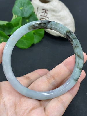 F42956298 翡翠圆条手镯 圈口63.2 货品总重约33.3克（含其他矿物成分）（含有色抛光粉）