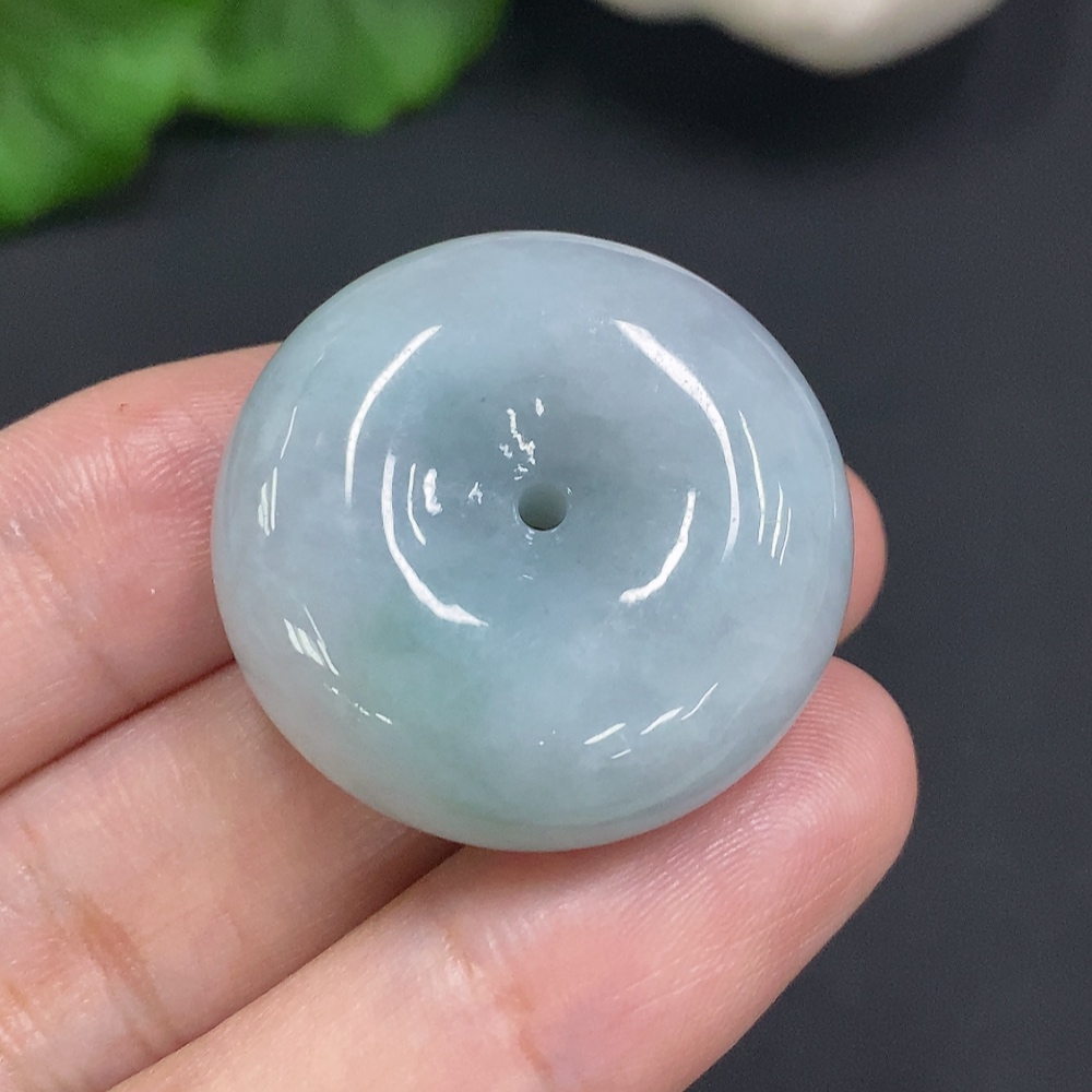 F34070550 Jadeite Peace Knot, total weight approximately 19.1 grams