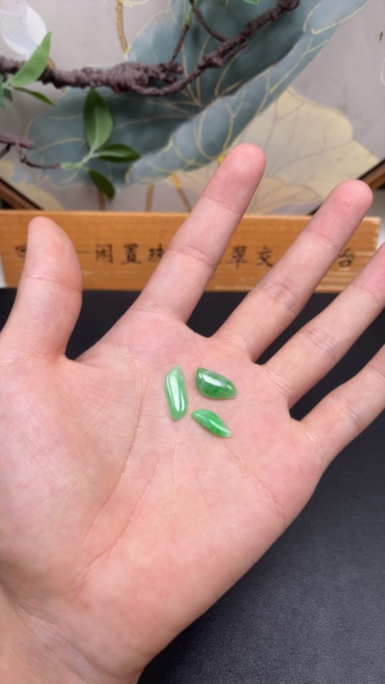 F33837380 Emerald Cabochon