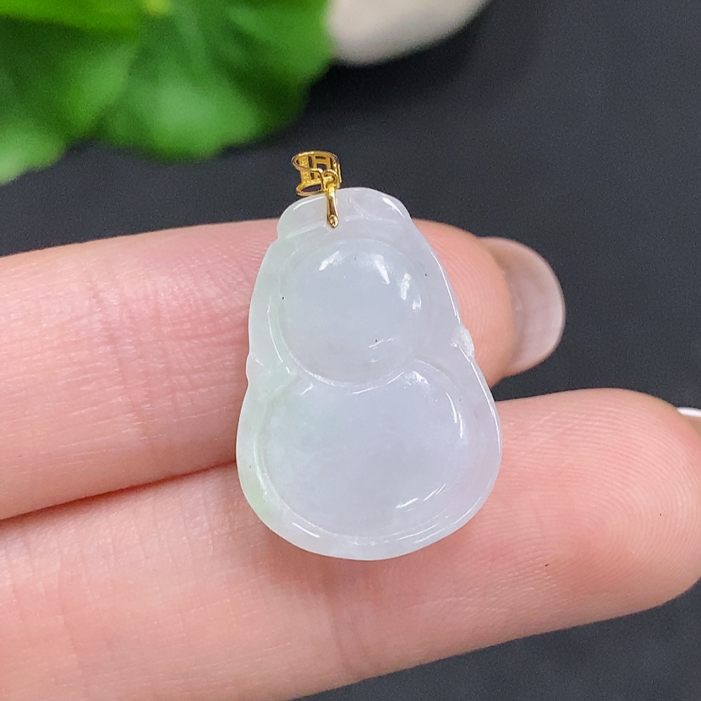 F34060496 Jadeite Gourd Pendant with 18K Gold Clasp, Total Weight Approximately 2.7g