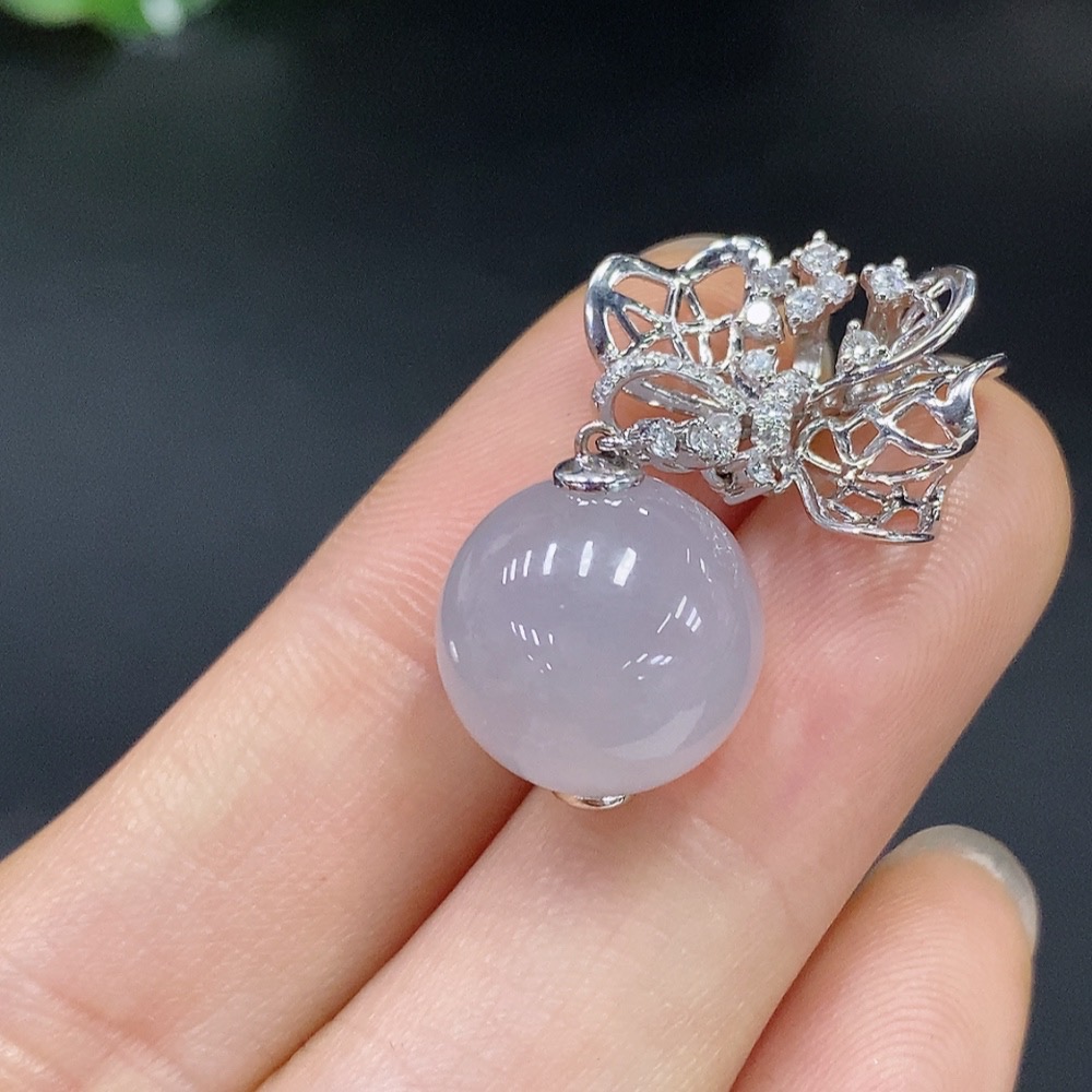 F25880788 Jadeite inlaid pendant 18k, total weight approx. 6.05g