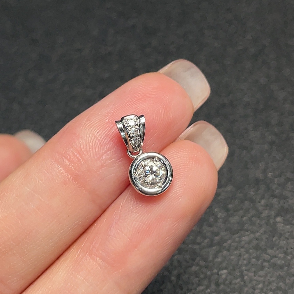 Z35181743 Diamond Pendant No Inscription Gold Content Tested PT90% Total Weight Approx. 1.67g