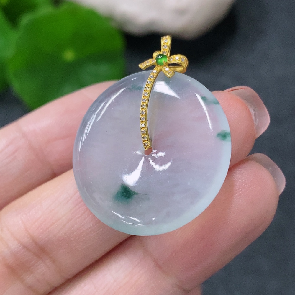 F34043517 Jadeite Peace Knot Pendant with Unmarked Clasp, Surface Gold Content Approximately Au 75%, Set with Diamonds, Total Weight Approximately 4.7g
