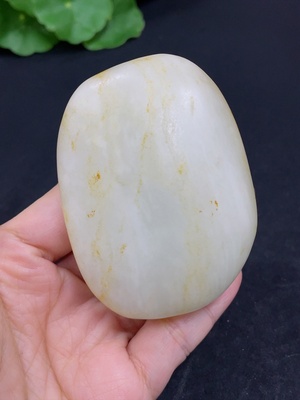 H46560481 和田玉       货品总重约151.1g   皮色成因未定 含其他矿物