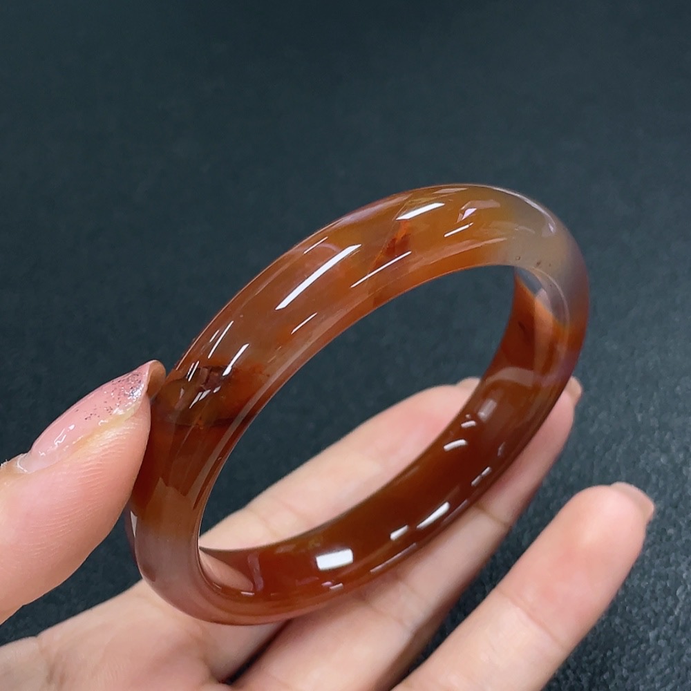 C31617896 Southern Red Agate Bracelet with Visible Organic Inclusions, Total Weight Approx. 37.92g, Size 55.4mm