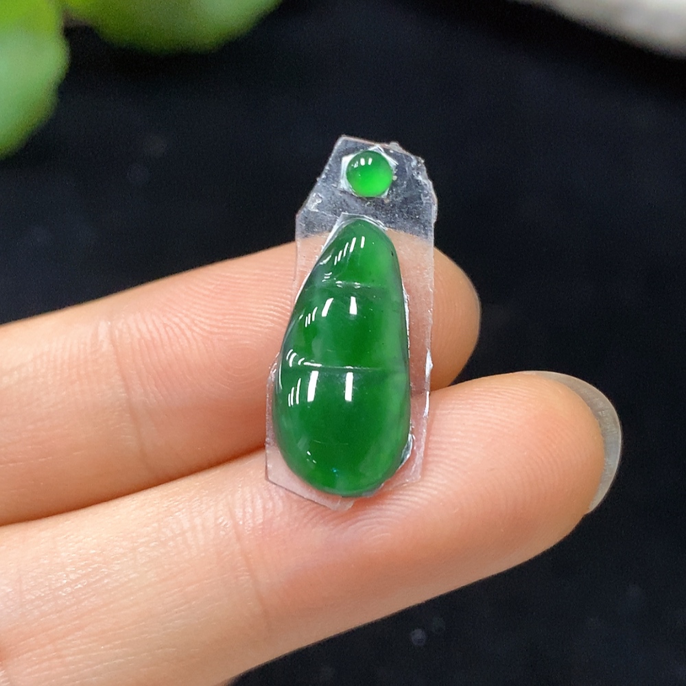 F08649142 Jadeite Auspicious Bean Inlay Piece