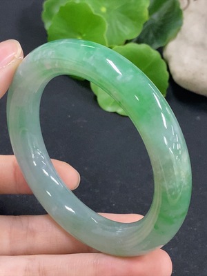 F46482753 翡翠圆条手镯  54圈口 货品总重约66.7克