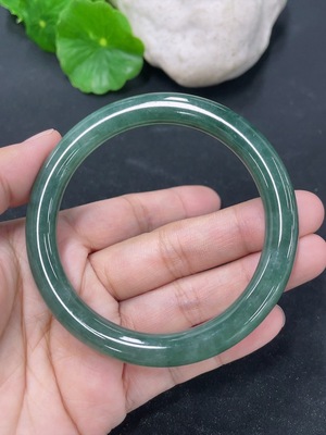 F46551617 翡翠圆条手镯 圈口55mm 货品总约重35.74g