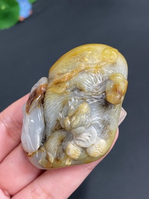 H22471249 和田玉手把件  呱呱来财  含其他矿物成分    皮色成因未定  总重约83.8g