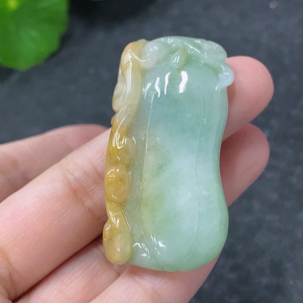 F32792067 Jadeite Fu Gua pendant, total weight approximately 16.1g (color origin undetermined)