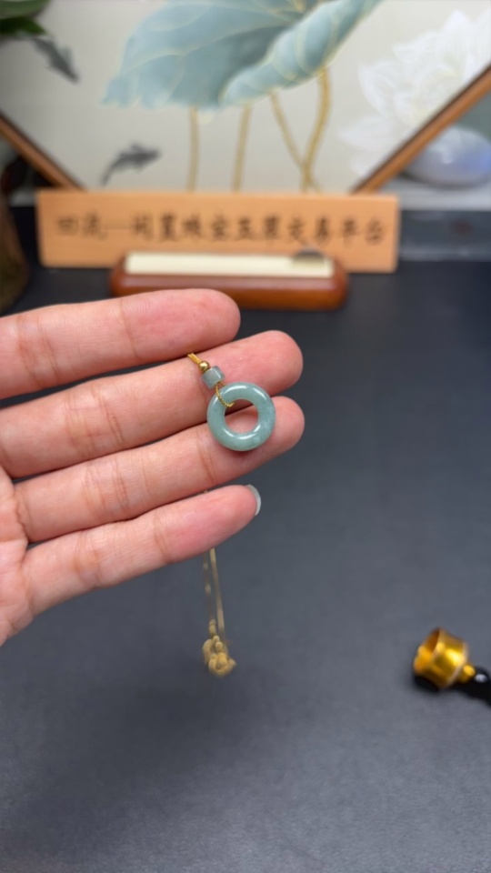 F35146397 Jadeite donut mounted pendant