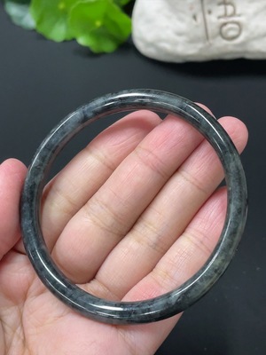 F25868176 翡翠圆条手镯  57.5圈口 重约19.89g