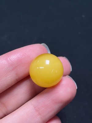 C31609044 Amber Beeswax Pendant, Total Weight Approx. 2.95g, Size 17.3mm