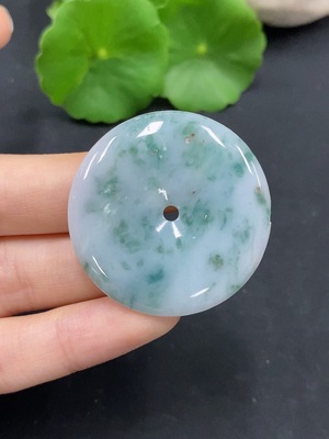 F28279051 Jadeite Peace Knot Pendant Total Weight: Approx. 15.53g