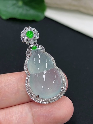 F46546492 翡翠葫芦镶嵌吊坠 18k金镶 配镶钻石 货品总重约8g