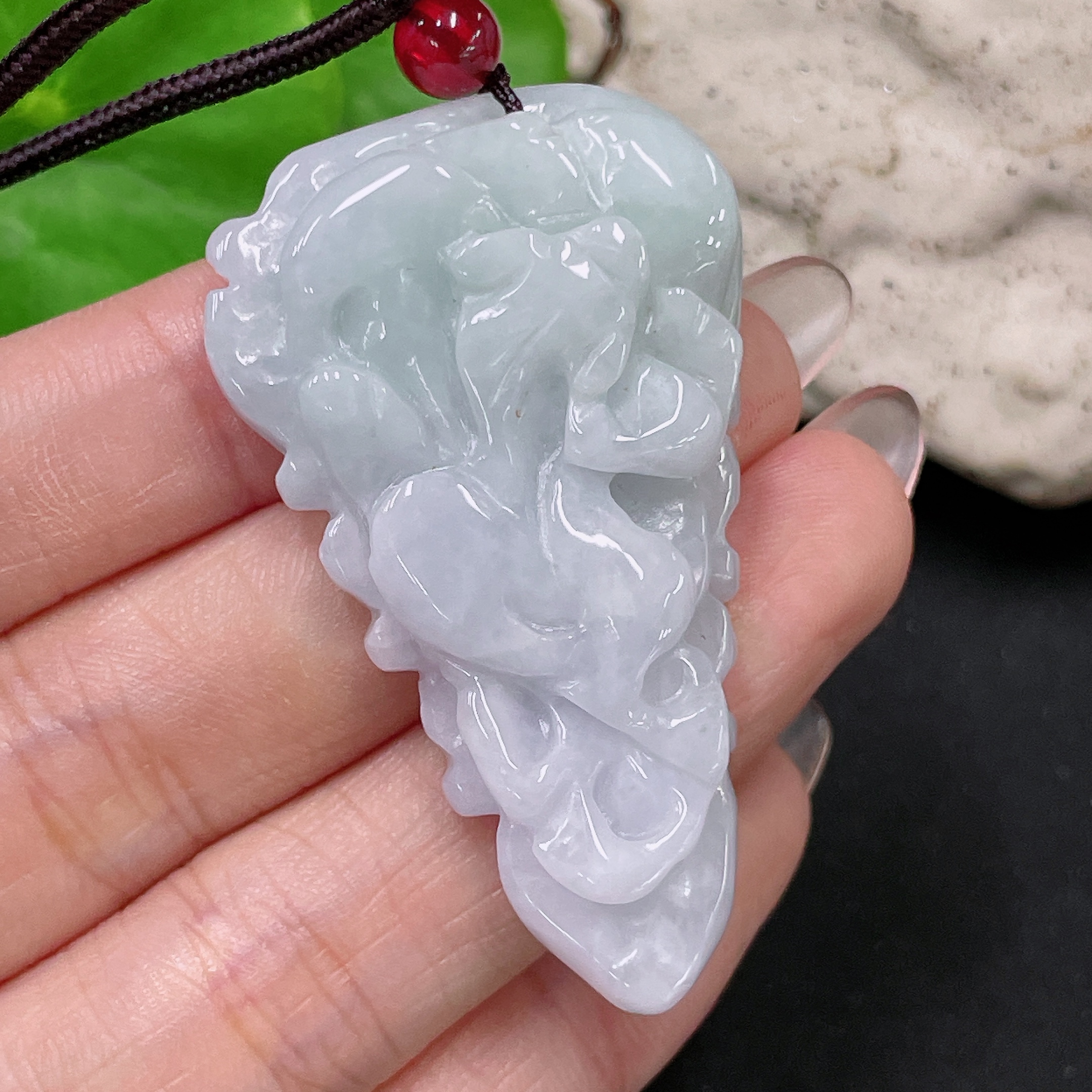 F34959219 jadeite pendant, total weight including string approx. 25.7g (with non-A beads)