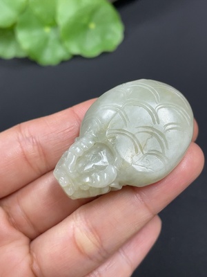 H38470487 和田玉挂件   龙龟  货品总重约25.6g     皮色成因未定   含其他矿物成份