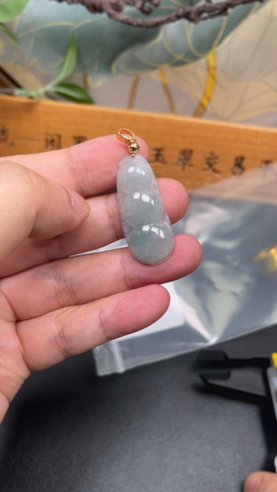 F34075353 Jadeite Lucky Bean Pendant, Non-Gold Inlaid, Total Weight Approx. 5.8g