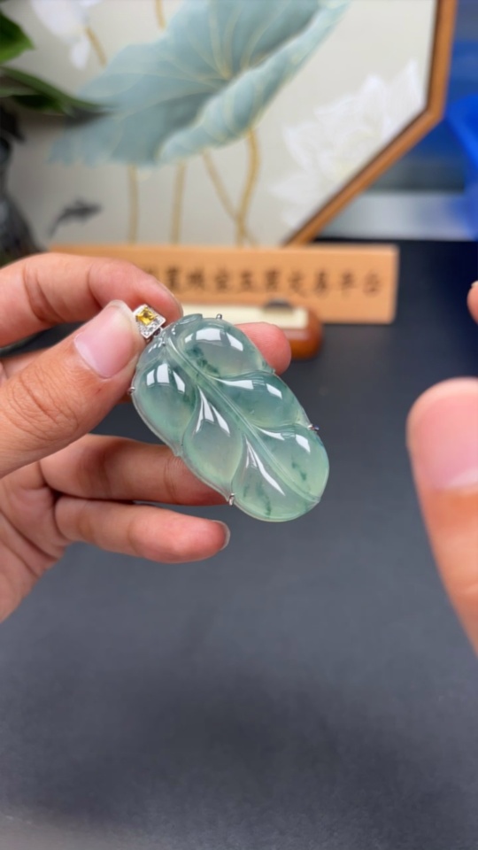 F34069778 Jadeite Leaf Inlay Pendant