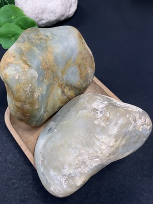 H42954605 和田玉       货品总重约1.94kg     皮色成因未定    含其他矿物成份